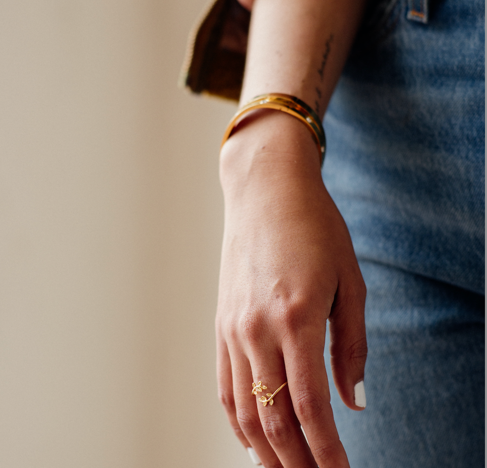 Cubic Zirconia Hinged Bracelet: Gold