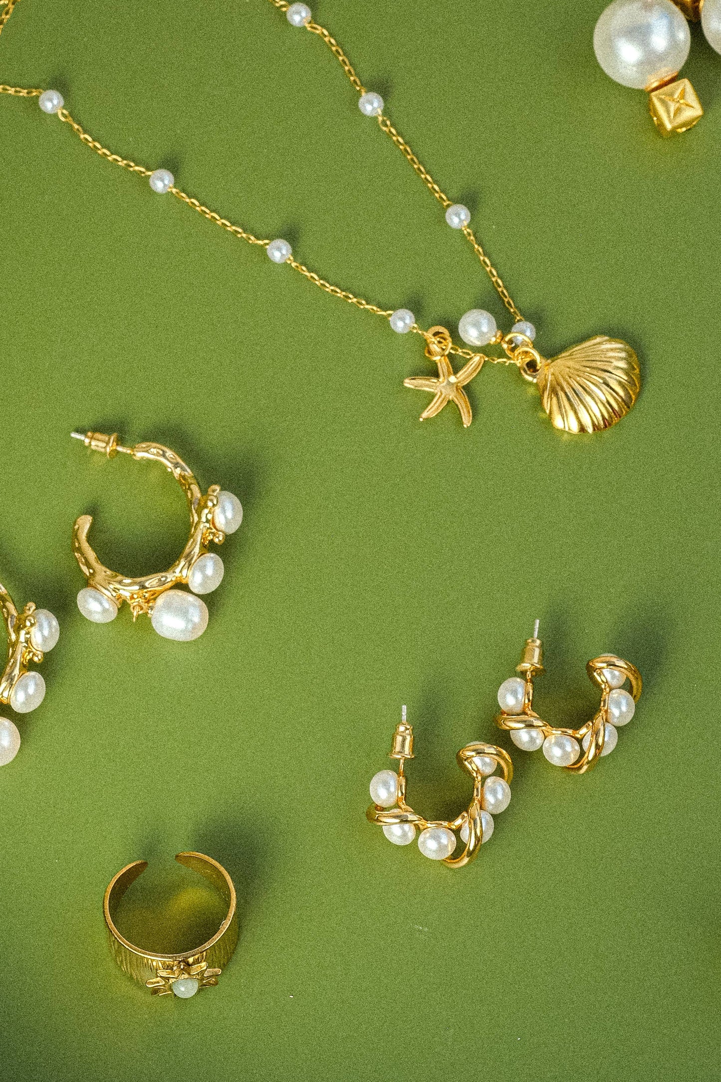 Capella 18K Gold Seashell & Sea Star Pearl Necklace: Yellow Gold / Necklace