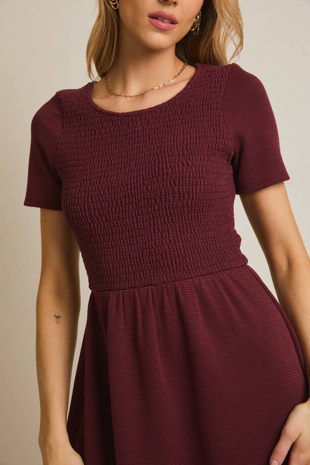 Brynn Round Neck Short Sleeve Mini Dress: Burgundy