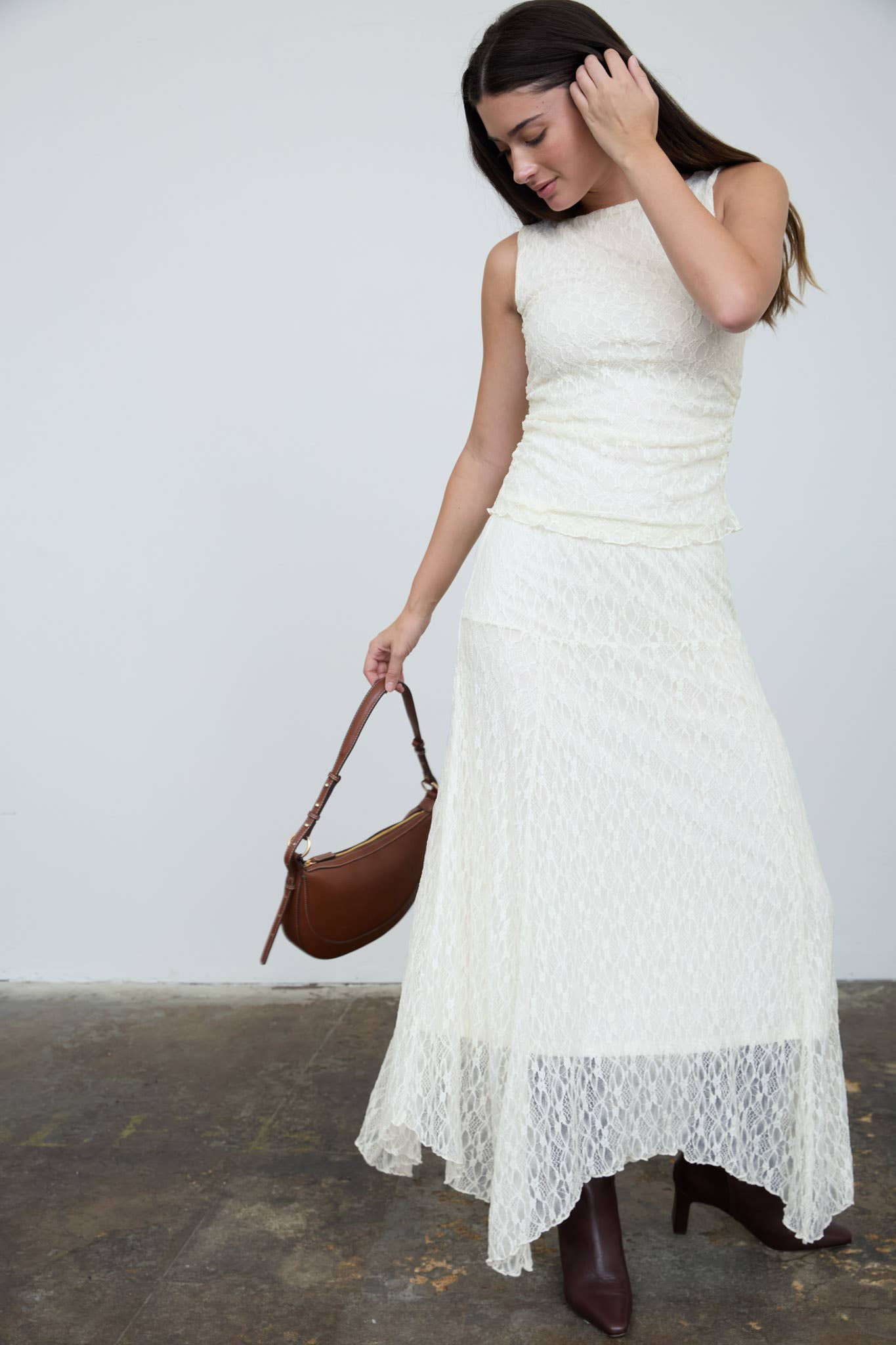 BOAT NECK LACE SLEEVELESS RUCHED SIDE KNIT TOP: CREAM
