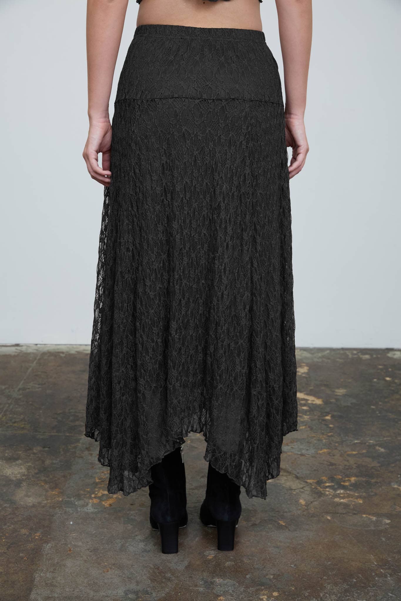 LACE HANDKERCHIEF MIDI SKIRT: CREAM