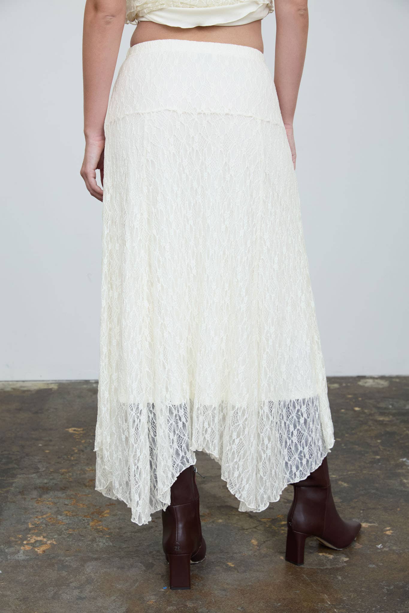 LACE HANDKERCHIEF MIDI SKIRT: CREAM