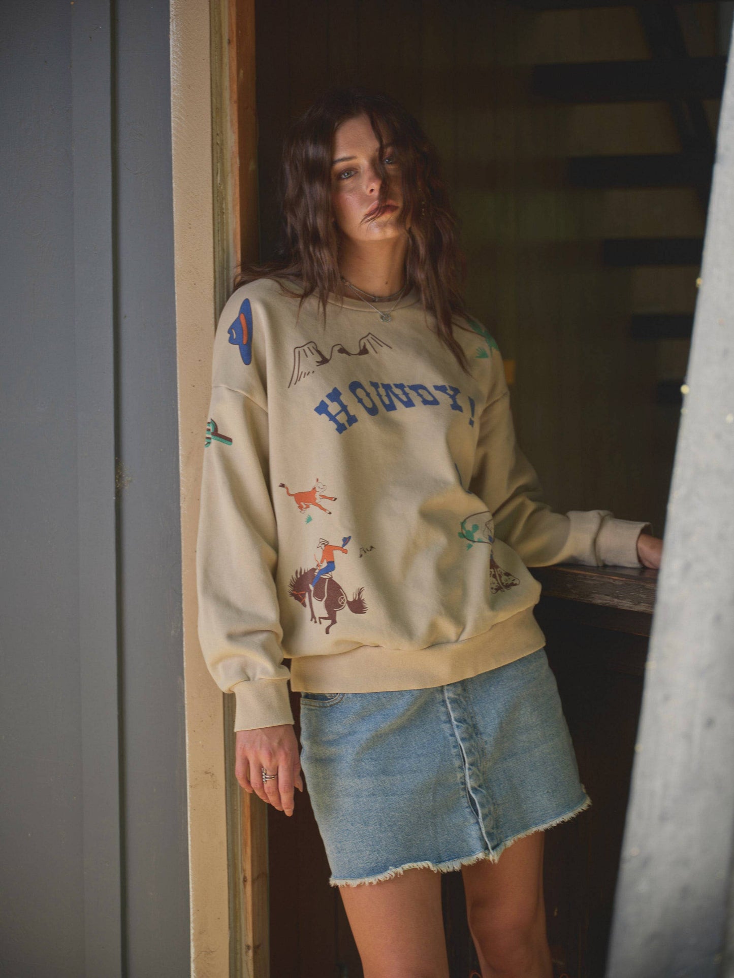 Western Graphic Howdy Sweatshirt: TAUPE