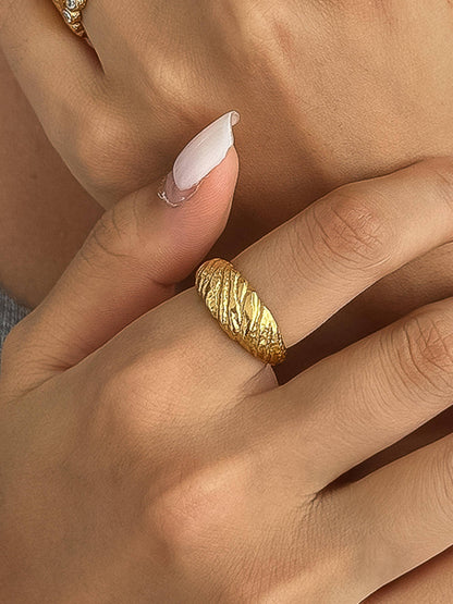 Ismay 18K Gold Non-Tarnish Textured Croissant Ring: Yellow Gold
