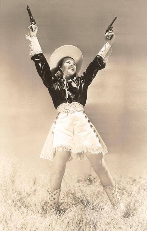 Magnet CG-97 Cowgirl with Six-Shooters