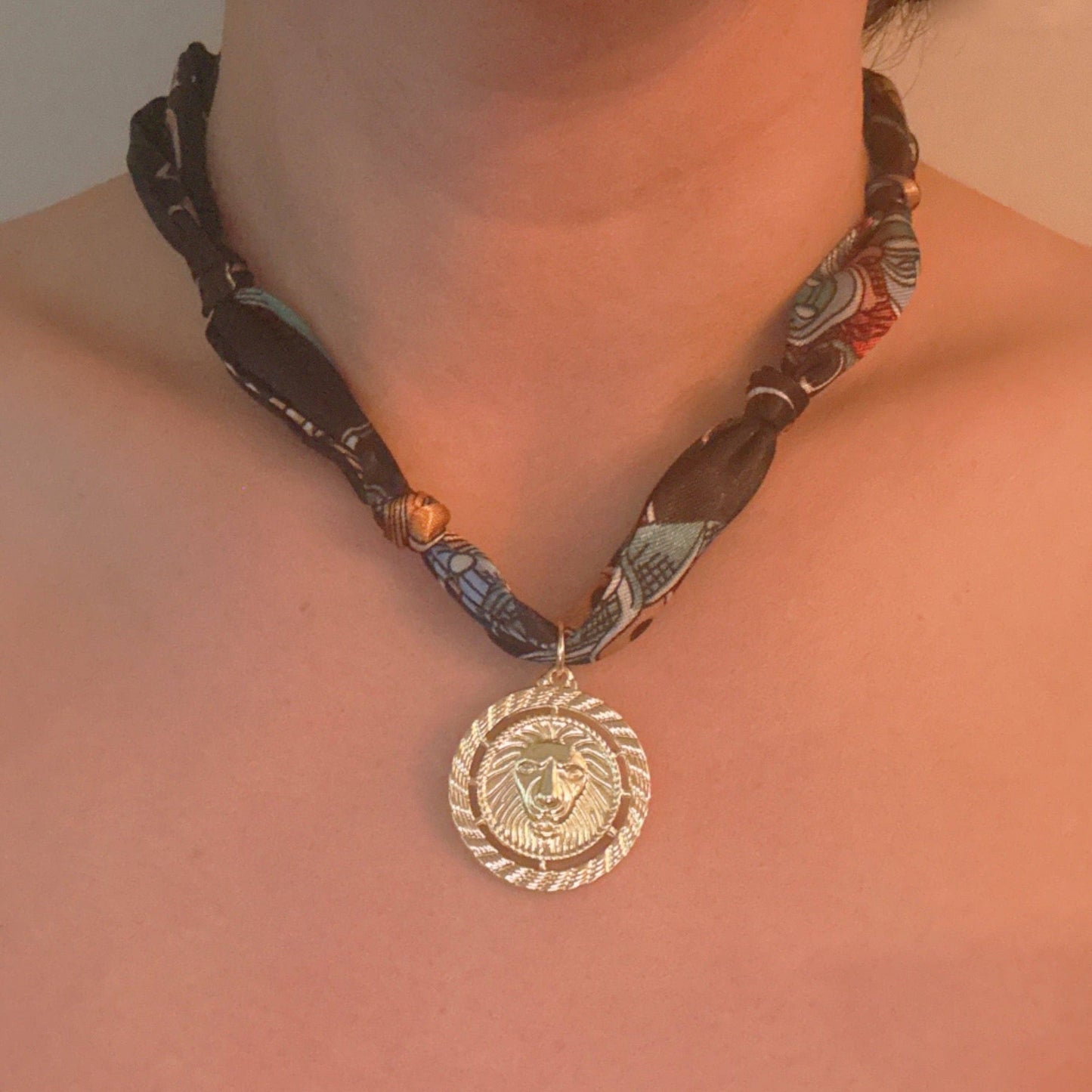 Luxe Print Lion Medallion Pendant Scarf Necklace: Black