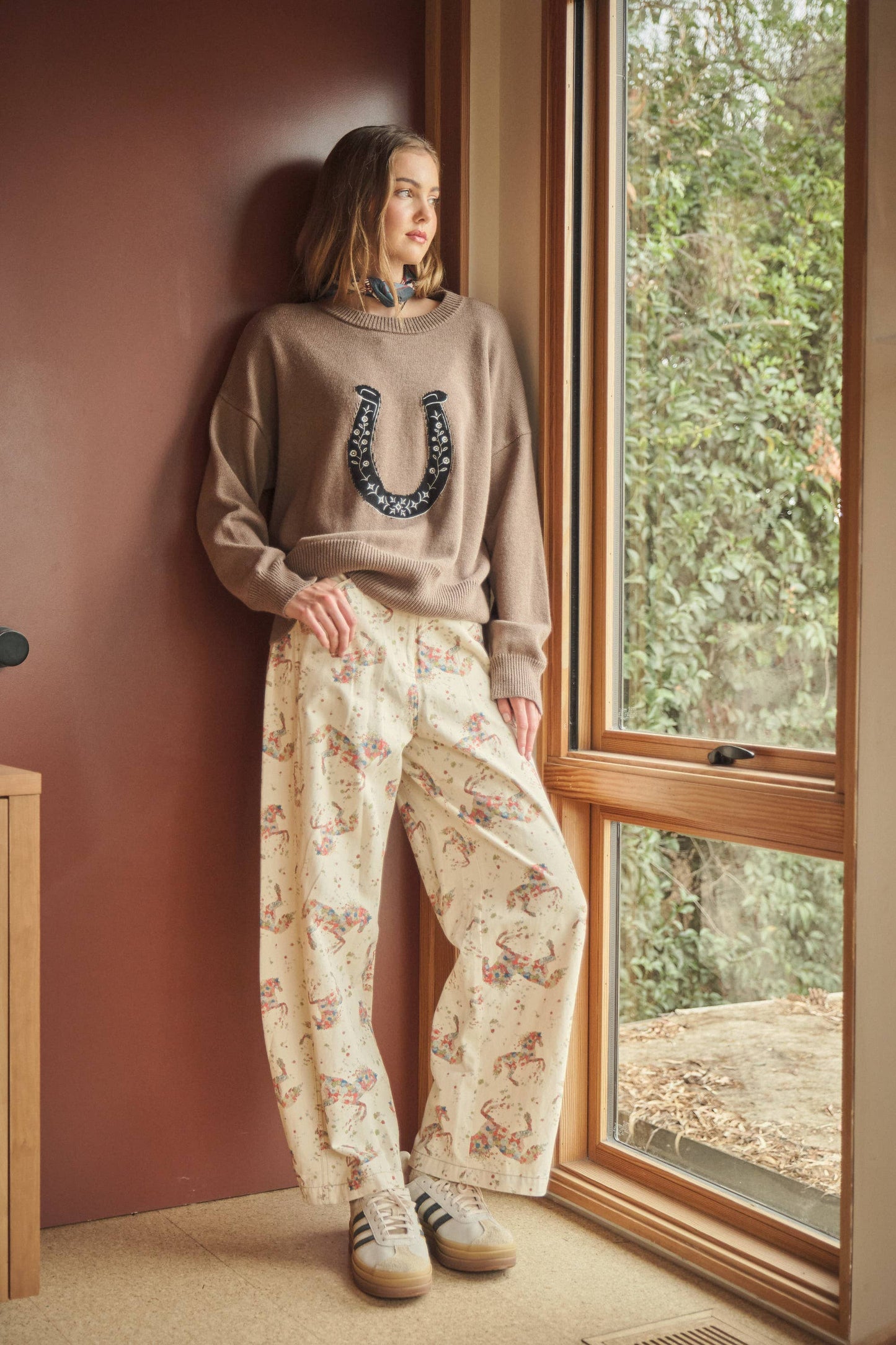 60101W Embroidered Horseshoe Sweater: IVORY / S-M-L (2-2-2)