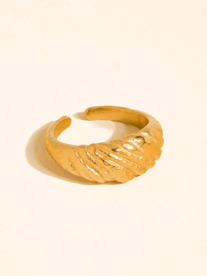 Ismay 18K Gold Non-Tarnish Textured Croissant Ring: Yellow Gold