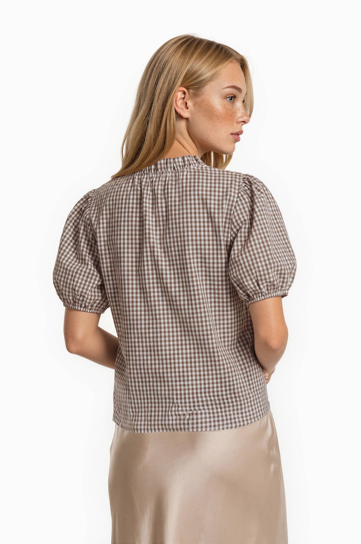 Millie Gingham Split-Neck Puff Sleeve Blouse: Cream & Caramel