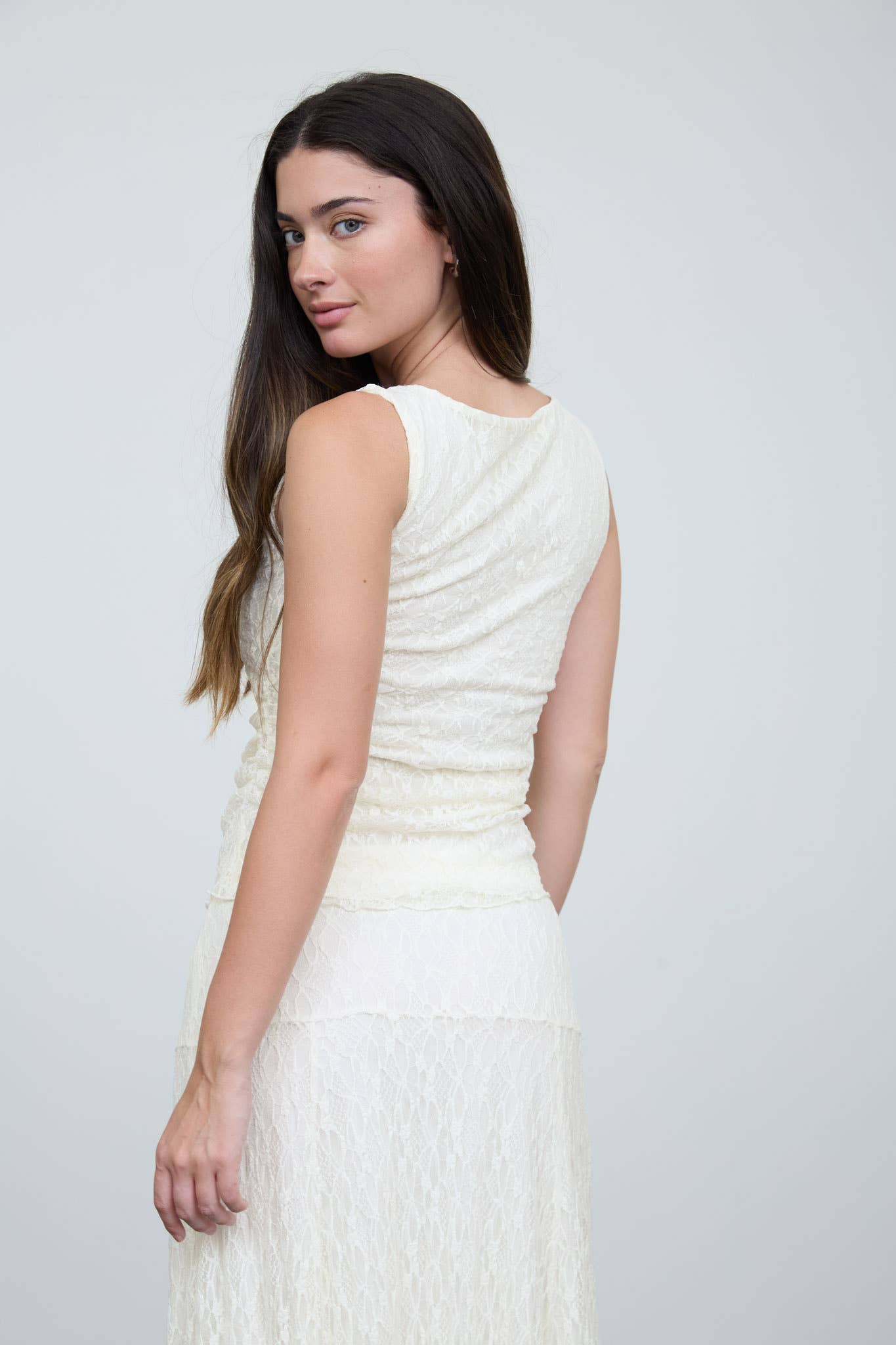 BOAT NECK LACE SLEEVELESS RUCHED SIDE KNIT TOP: CREAM