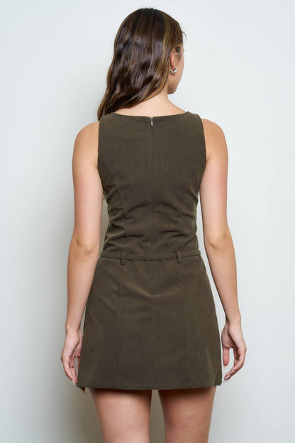 SUEDE ROUND NECK SLEEVELESS BELTED MINI DRESS: BROWN