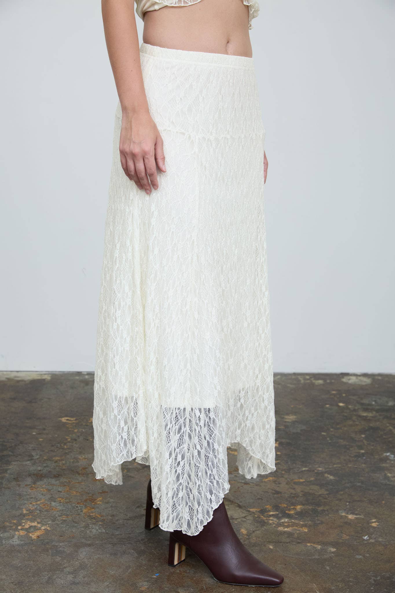 LACE HANDKERCHIEF MIDI SKIRT: CREAM