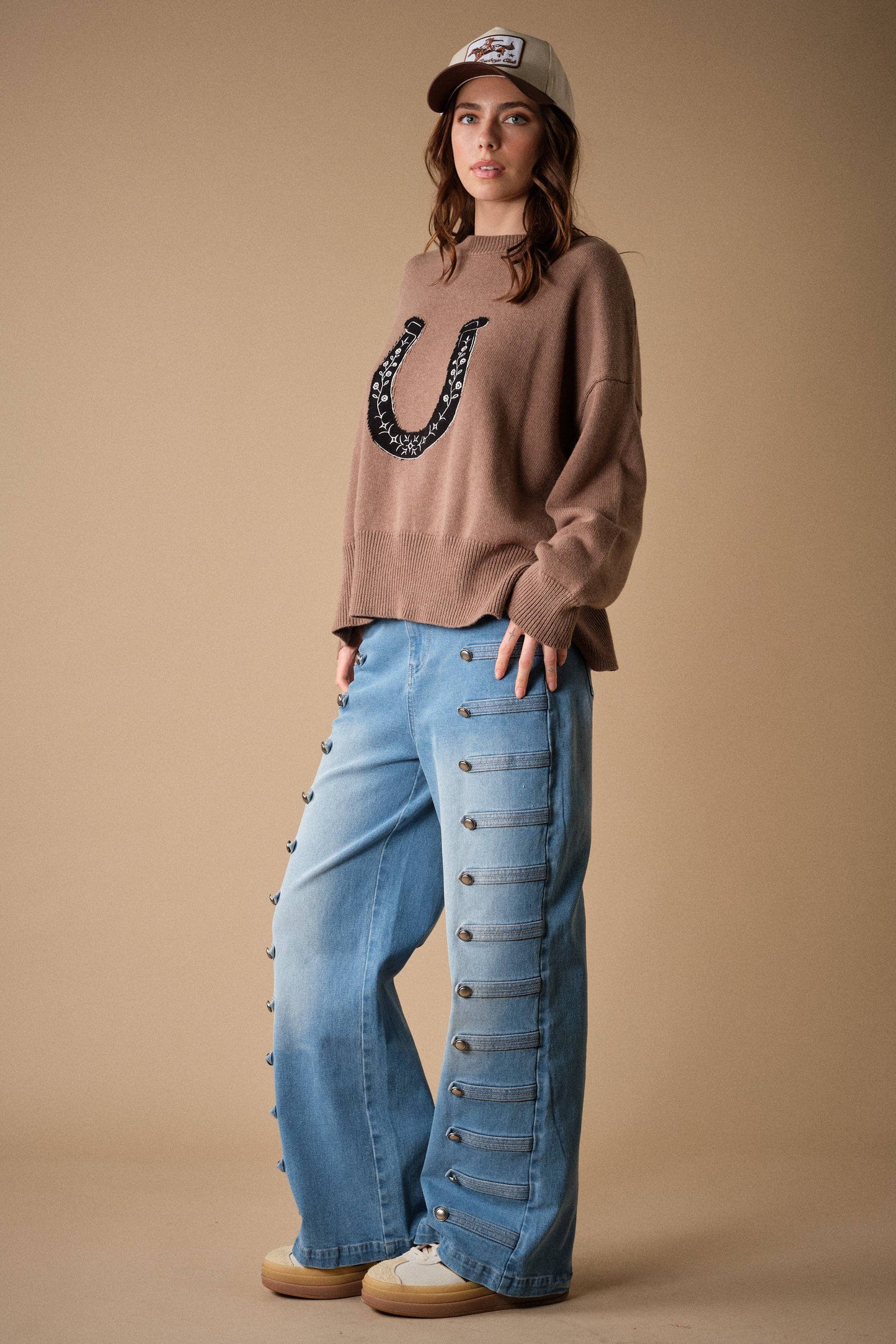 60101W Embroidered Horseshoe Sweater: IVORY / S-M-L (2-2-2)
