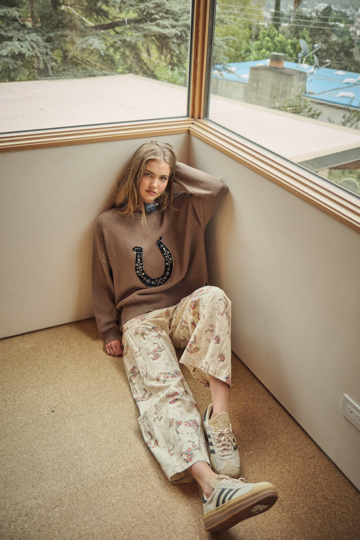 60101W Embroidered Horseshoe Sweater: IVORY / S-M-L (2-2-2)