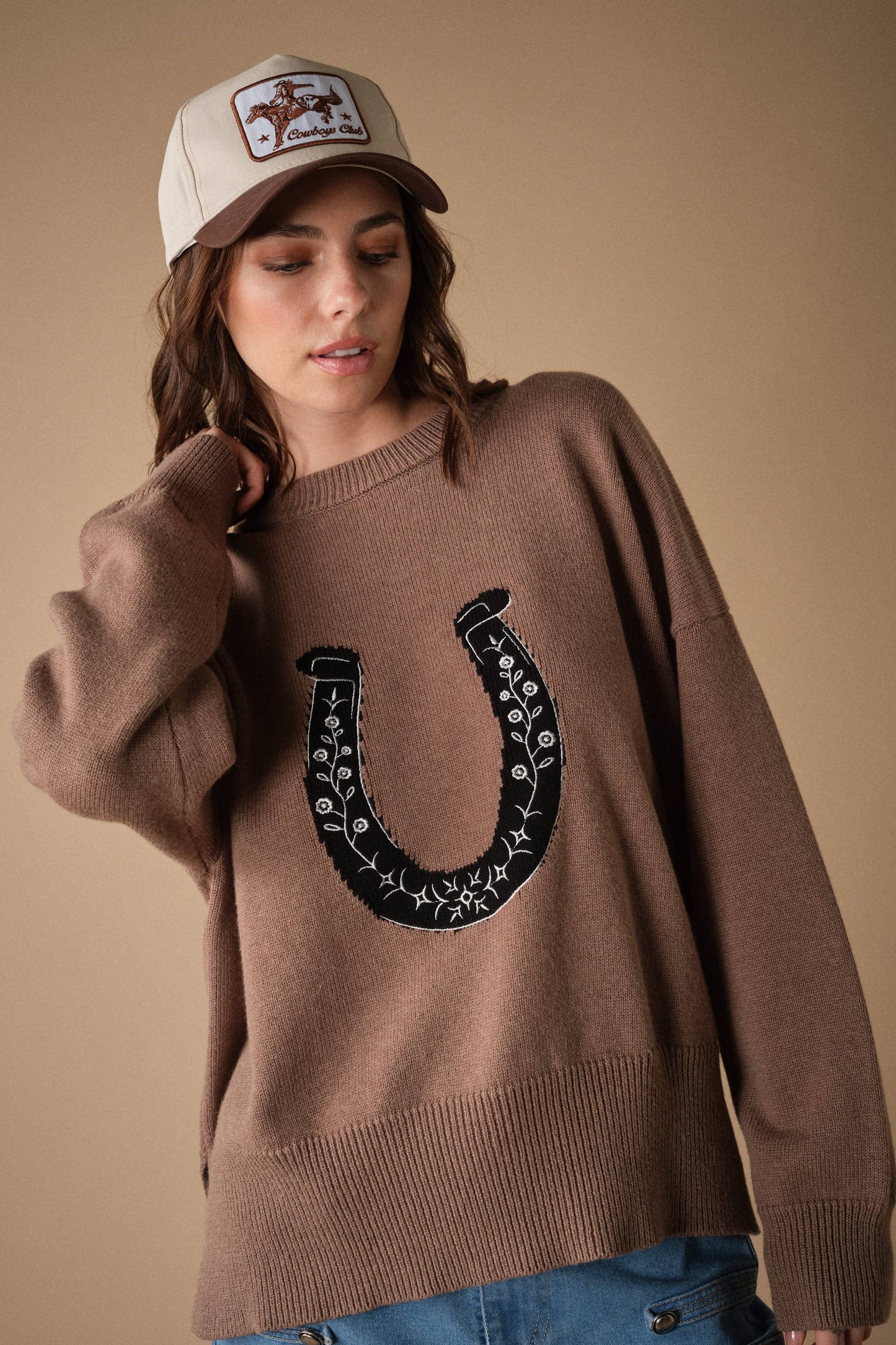 60101W Embroidered Horseshoe Sweater: IVORY / S-M-L (2-2-2)