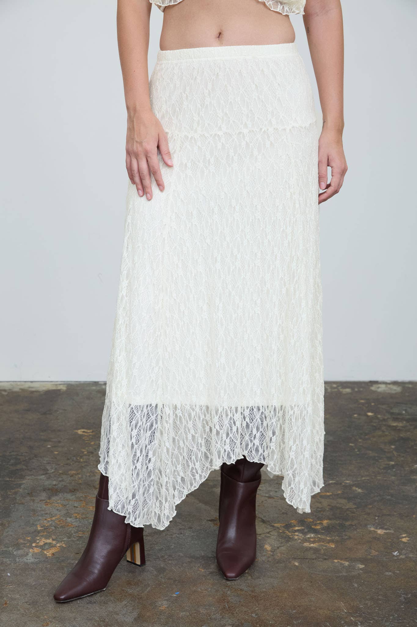 LACE HANDKERCHIEF MIDI SKIRT: CREAM