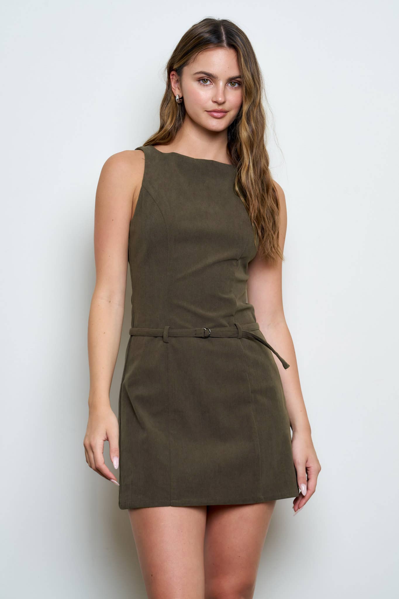 SUEDE ROUND NECK SLEEVELESS BELTED MINI DRESS: BROWN