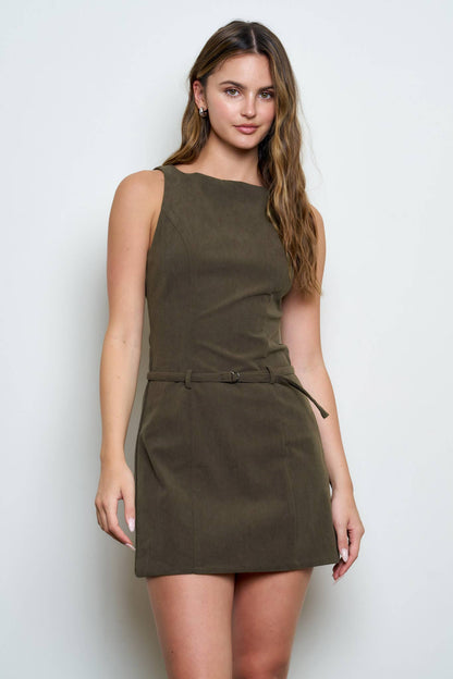 SUEDE ROUND NECK SLEEVELESS BELTED MINI DRESS: BROWN